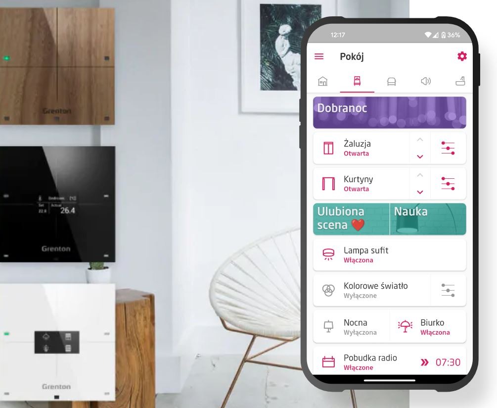 Panel sterowania inteligentnym domem Greton zamontowany na ścianie, widok z aplikacji mobilnej na smartfonie, sterowanie oświetleniem i roletami, minimalistyczny design wnętrza.