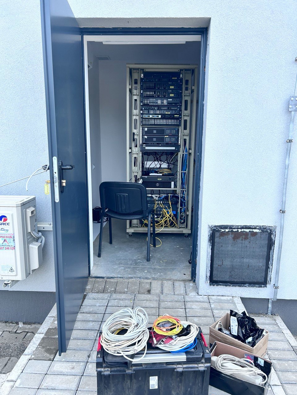 Modernizacja i przeniesienie serwerowni w firmie produkcyjnej