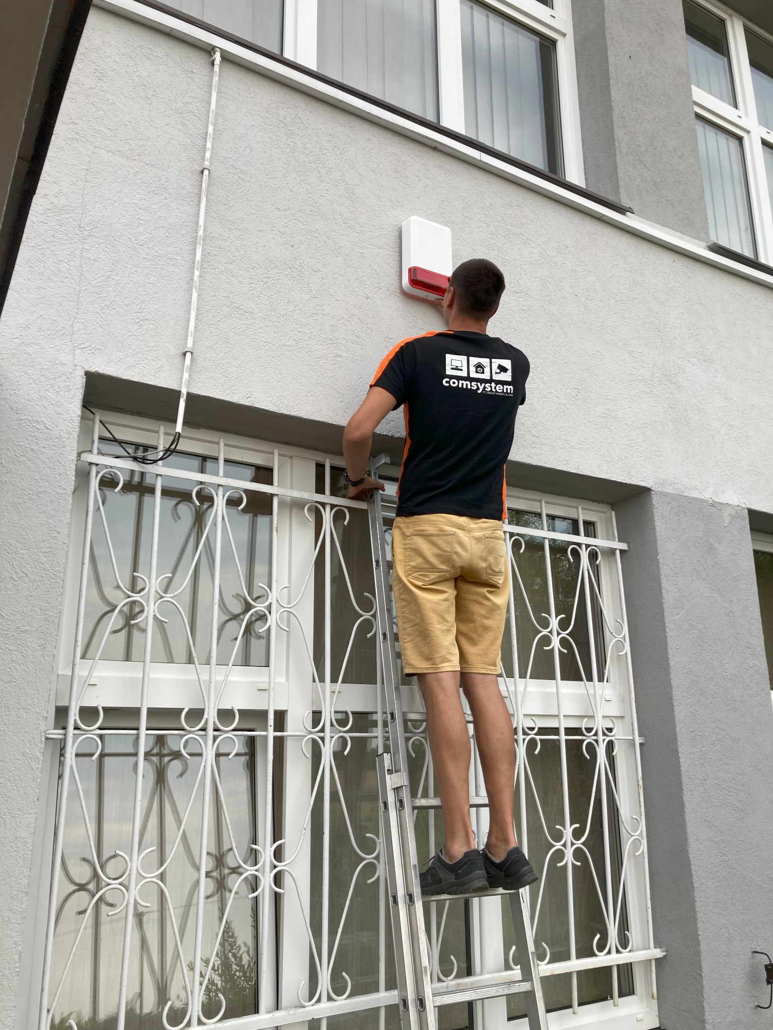 Montaż alarmu w budynku szkoły podstawowej