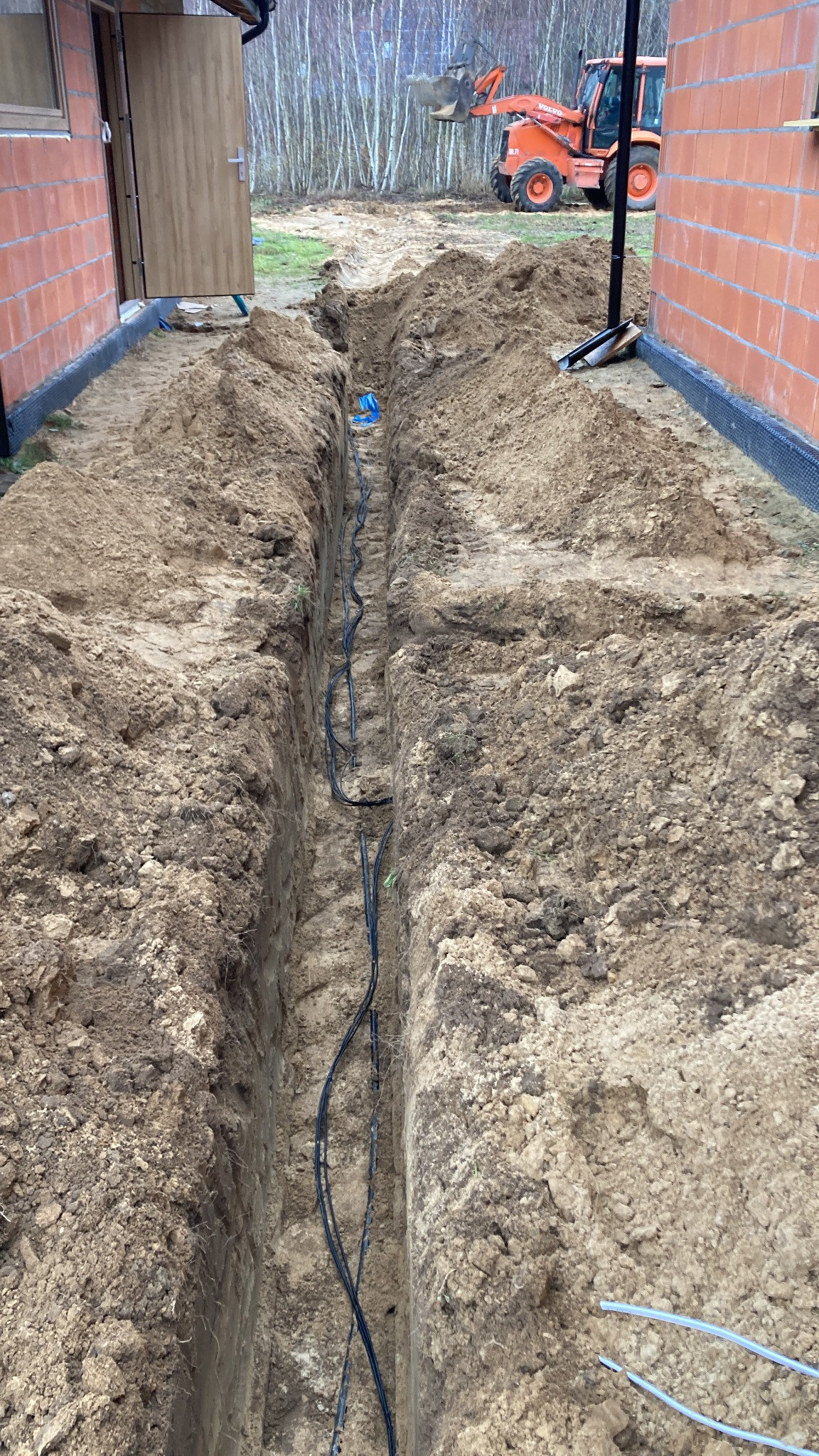 Układanie przewodów do automatyki bramy, furtki, oświetlenia podjazdu oraz światłowodu w domku jednorodzinnym