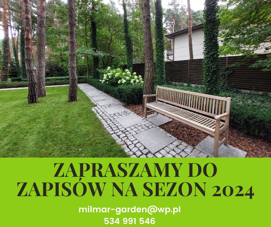 Ujęcie ogrodu z drewnianą ławką, kamienną ścieżką i zadbanym trawnikiem, otoczonego drzewami i krzewami, z zielonym banerem reklamowym zapraszającym do zapisów na sezon 2024.