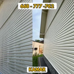 Por&oacute;wnanie stanu elewacji budynku przed i po czyszczeniu. Po lewej stronie widoczny brudny siding, po prawej czysty, jasny siding. Widoczny fragment chodnika i fragment budynku w tle.