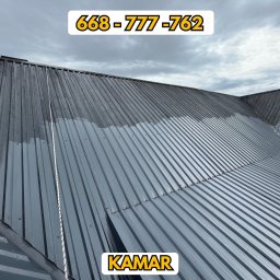 KAMAR - Częściowo umyta blaszana powierzchnia dachu z widoczną różnicą w czystości, sznur asekuracyjny, numer telefonu i logo firmy na zdjęciu.