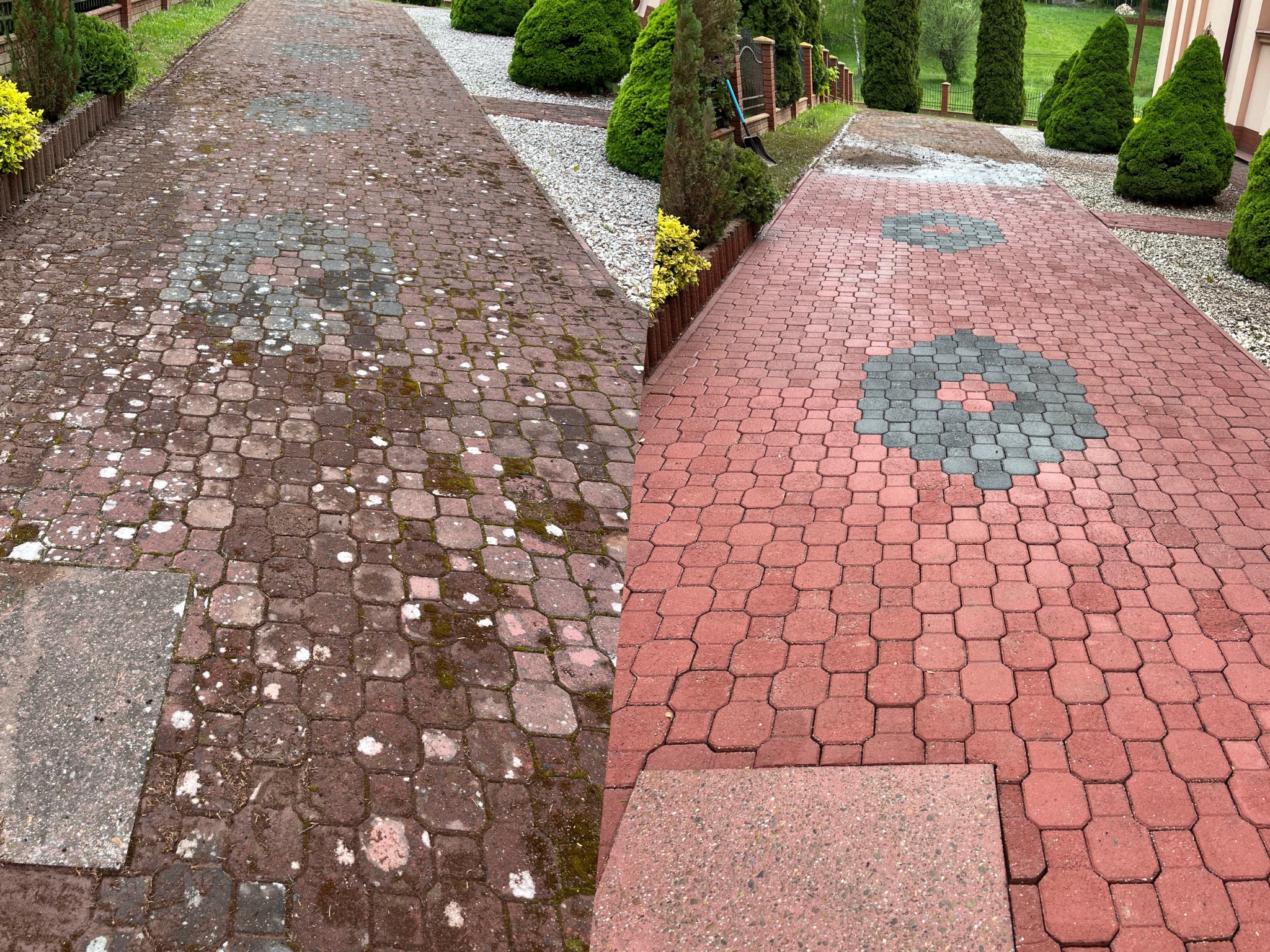 Efekt przed i po czyszczenia czerwonej kostki brukowej z wzorem, widoczne różnice w kolorze i czystości, otoczenie z zielenią.