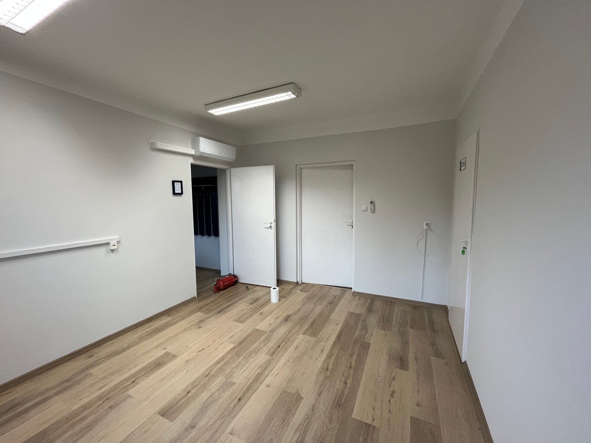 Malowanie, układanie paneli Strzyżów KAMAR