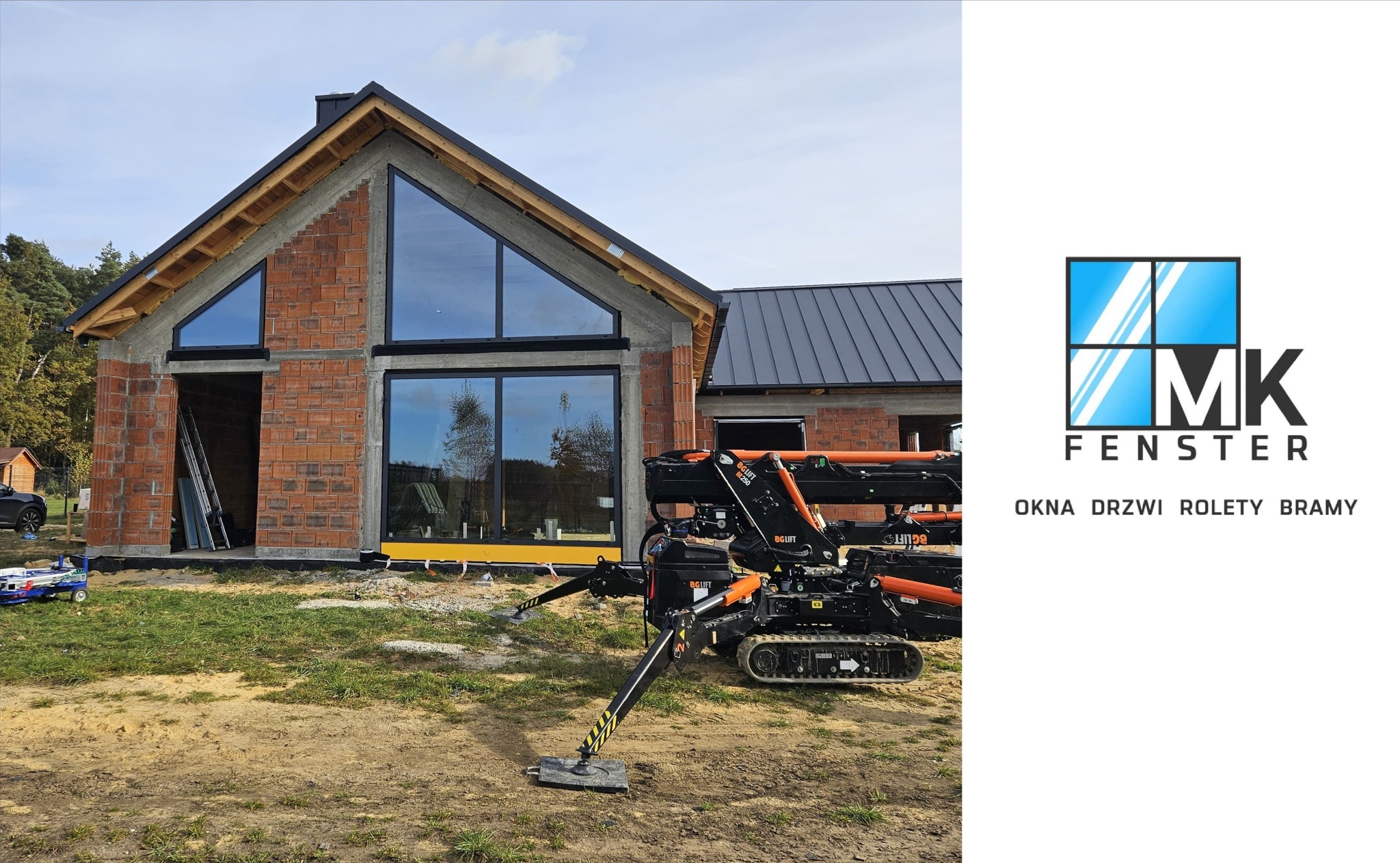 Montaż okien w domu w stanie surowym otwartym przy użyciu podnośnika gąsienicowego; widoczne duże okna z czarnymi ramami i logo firmy MK Fenster.