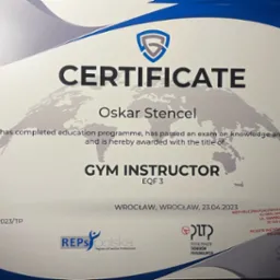 Certyfikat ukończenia kursu instruktora siłowni dla Oskara Stencela, wydany we Wrocławiu 23.04.2023 przez Global Sport Academy, z logotypami REPS Polska i Polski Związek Trener&oacute;w Personalnych.