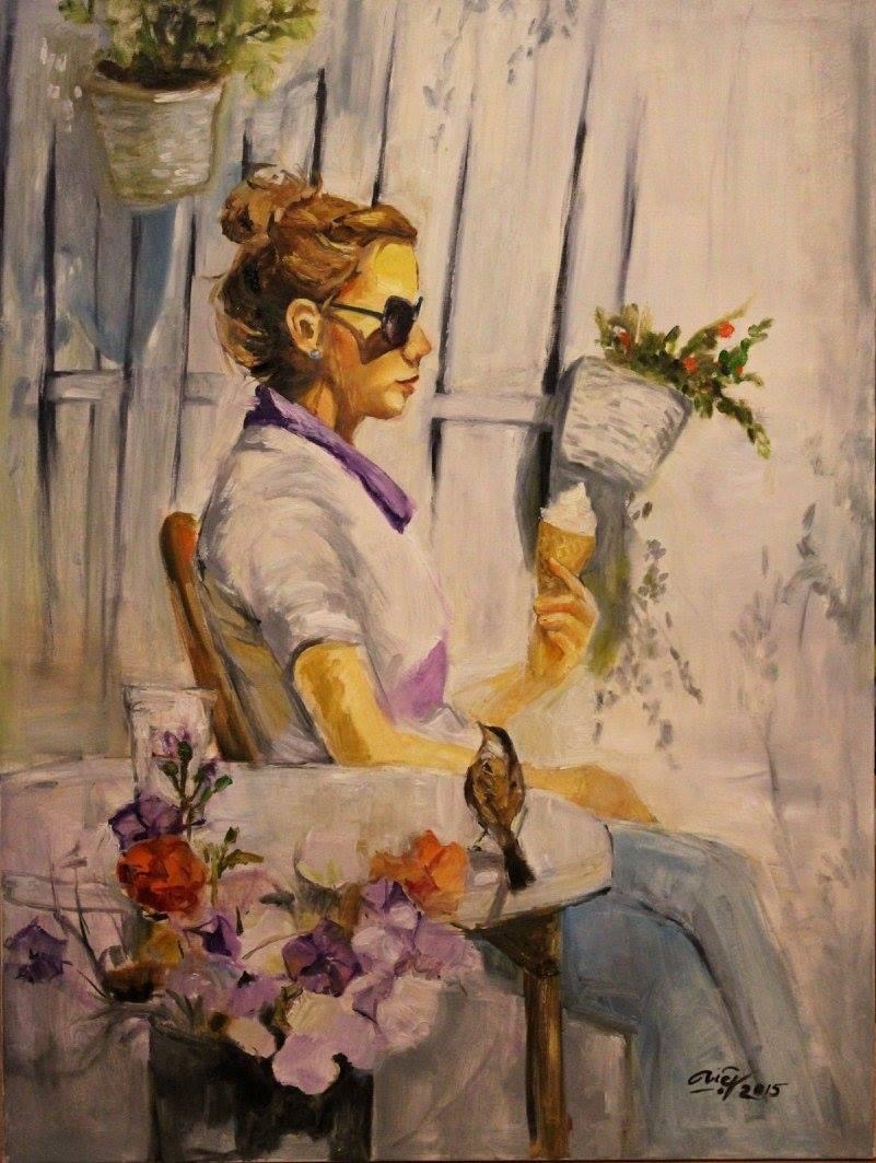 Portret olejny przedstawiający kobietę w okularach przeciwsłonecznych, siedzącą przy stoliku z kwiatami i ptakiem, trzymającą loda na tle białych okiennic i wiszących roślin.