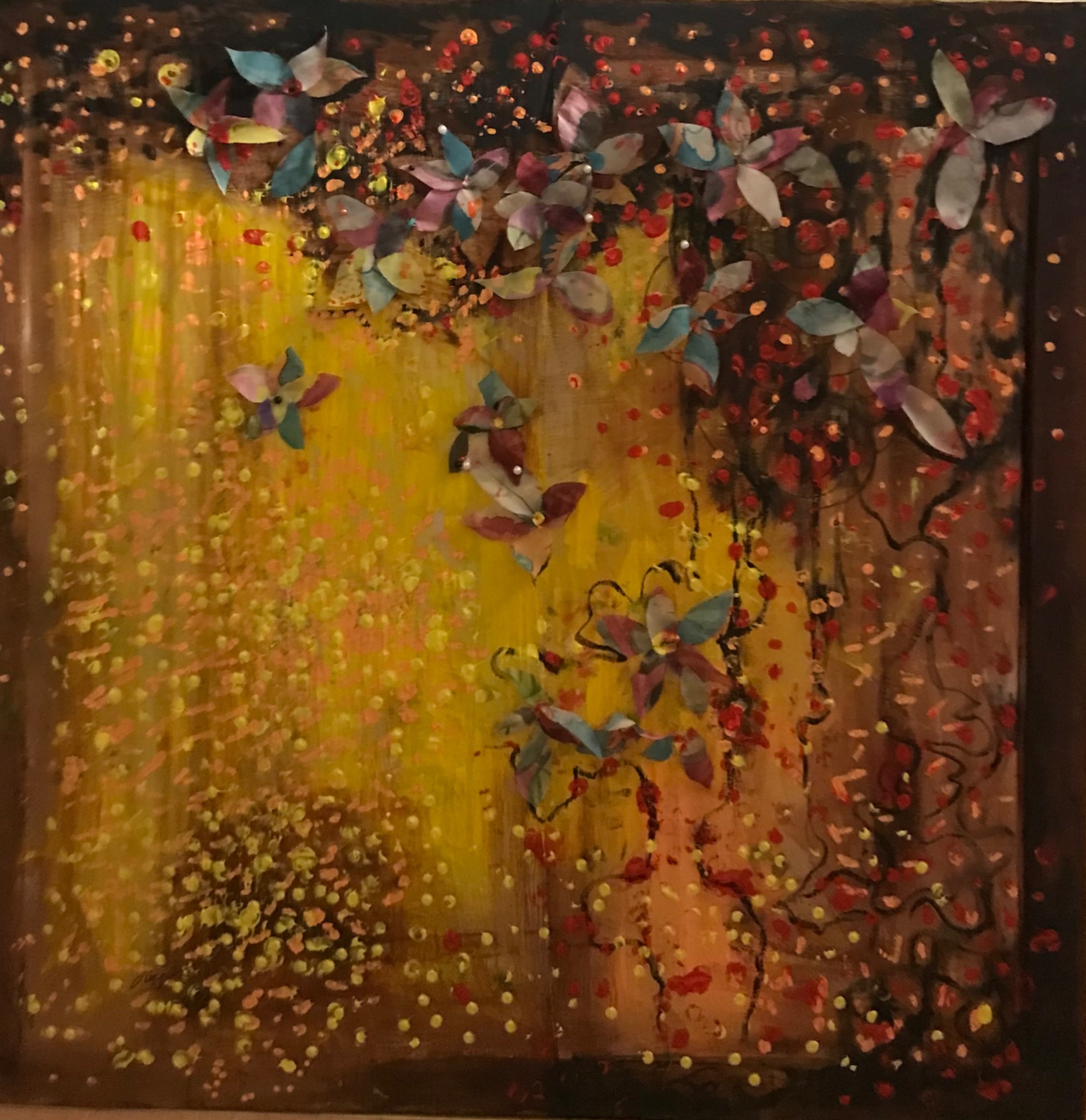 Abstrakcyjna kompozycja malarska z trójwymiarowymi, kolorowymi elementami przypominającymi kwiaty na brązowo-żółtym tle, wykonana przez artystę z Warszawy.