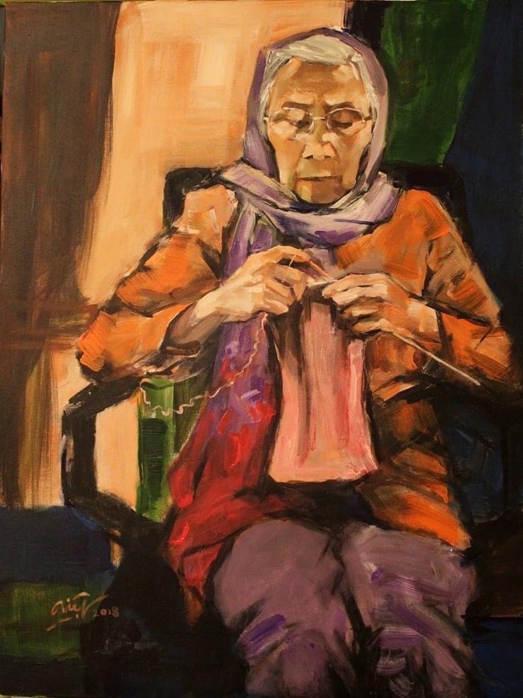 Portret olejny starszej kobiety w okularach, siedzącej w fotelu i robiącej na drutach. Widoczny podpis autora w lewym dolnym rogu.