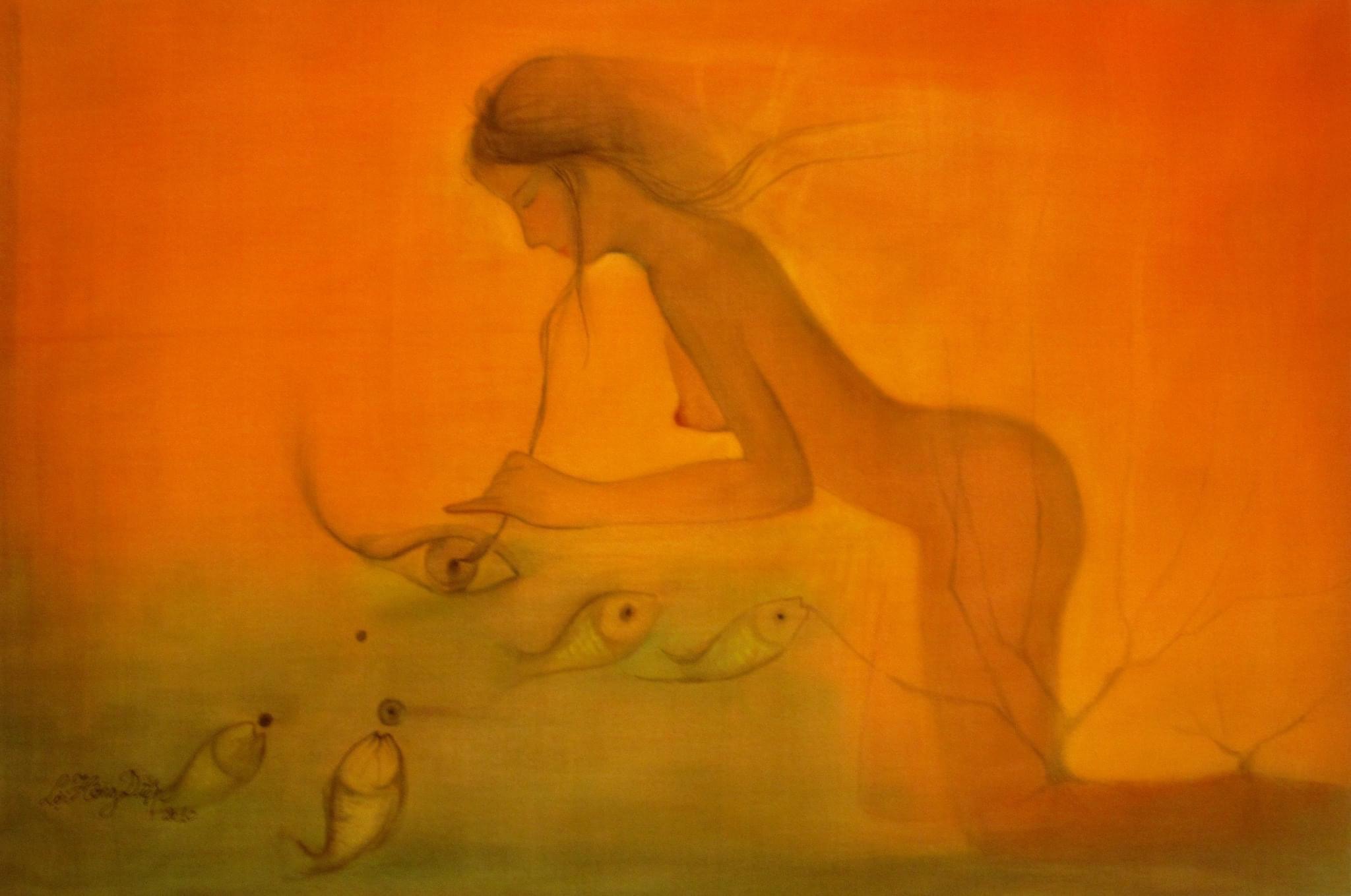 Abstrakcyjna, ciepła w tonacji, olejna kompozycja przedstawiająca nagą kobietę rysującą okiem na wodzie, z której wyłaniają się ryby.