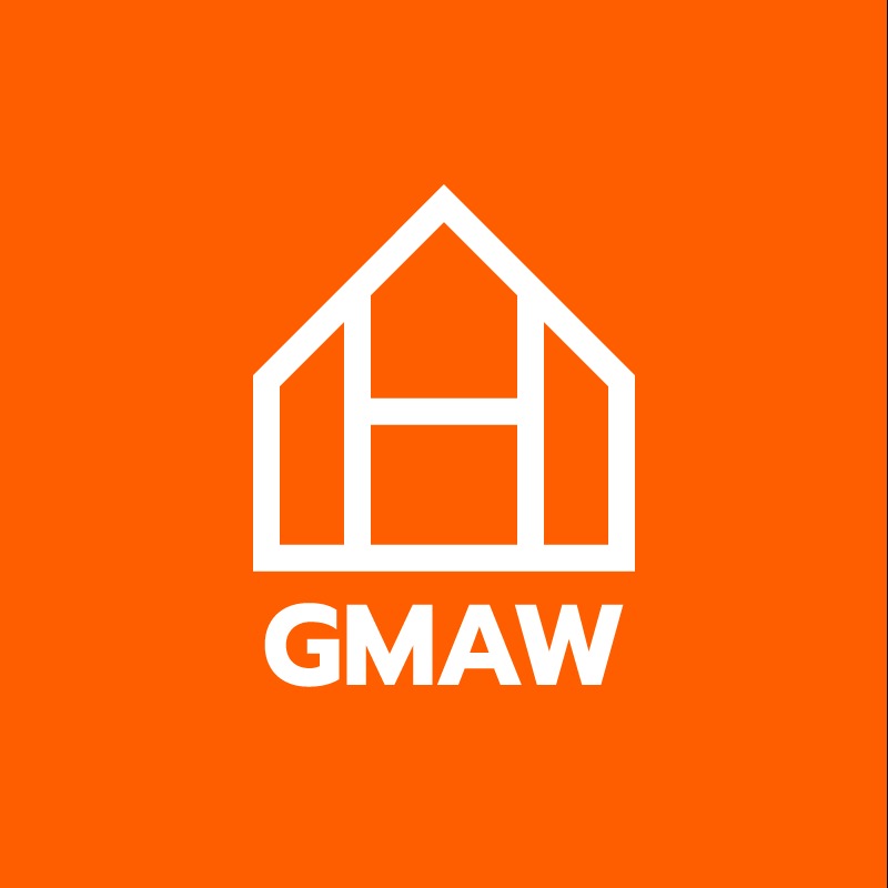 Logo firmy GMAW przedstawiające schematyczny zarys hali lub garażu w białym kolorze na intensywnie pomarańczowym tle.