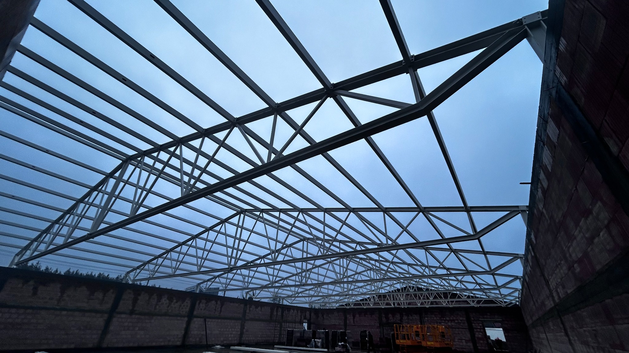 Wykonana konstrukcja stalowa pod dach z płyty warstwowej