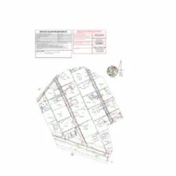 Mapa do celów projektowych z naniesionymi numerami działek, budynkami i elementami infrastruktury podziemnej, z legendą i tabelą informacyjną w lewym górnym rogu.