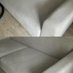 Porównanie fragmentu jasnej, modułowej kanapy przed i po czyszczeniu. Widoczne plamy na górnym zdjęciu i ich brak na dolnym ujęciu. Fragment węża odkurzacza widoczny w lewym górnym rogu.