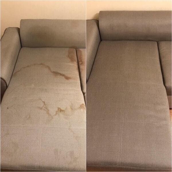 Beżowa sofa modułowa z widocznymi plamami na siedzisku po lewej stronie i czystym siedziskiem po prawej, prezentująca efekt przed i po zabiegu czyszczenia.