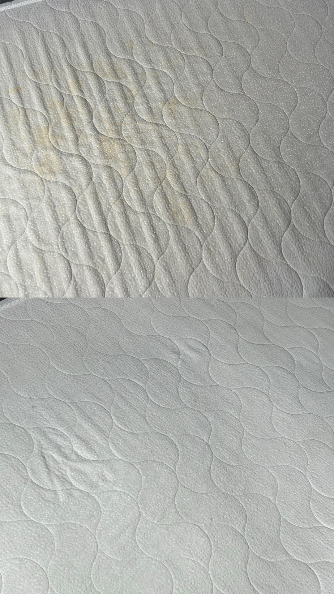 Porównanie stanu materaca przed i po czyszczeniu: widoczne plamy na górnej połowie zdjęcia, czysta powierzchnia na dolnej połowie, wzór pikowania w kształcie fal