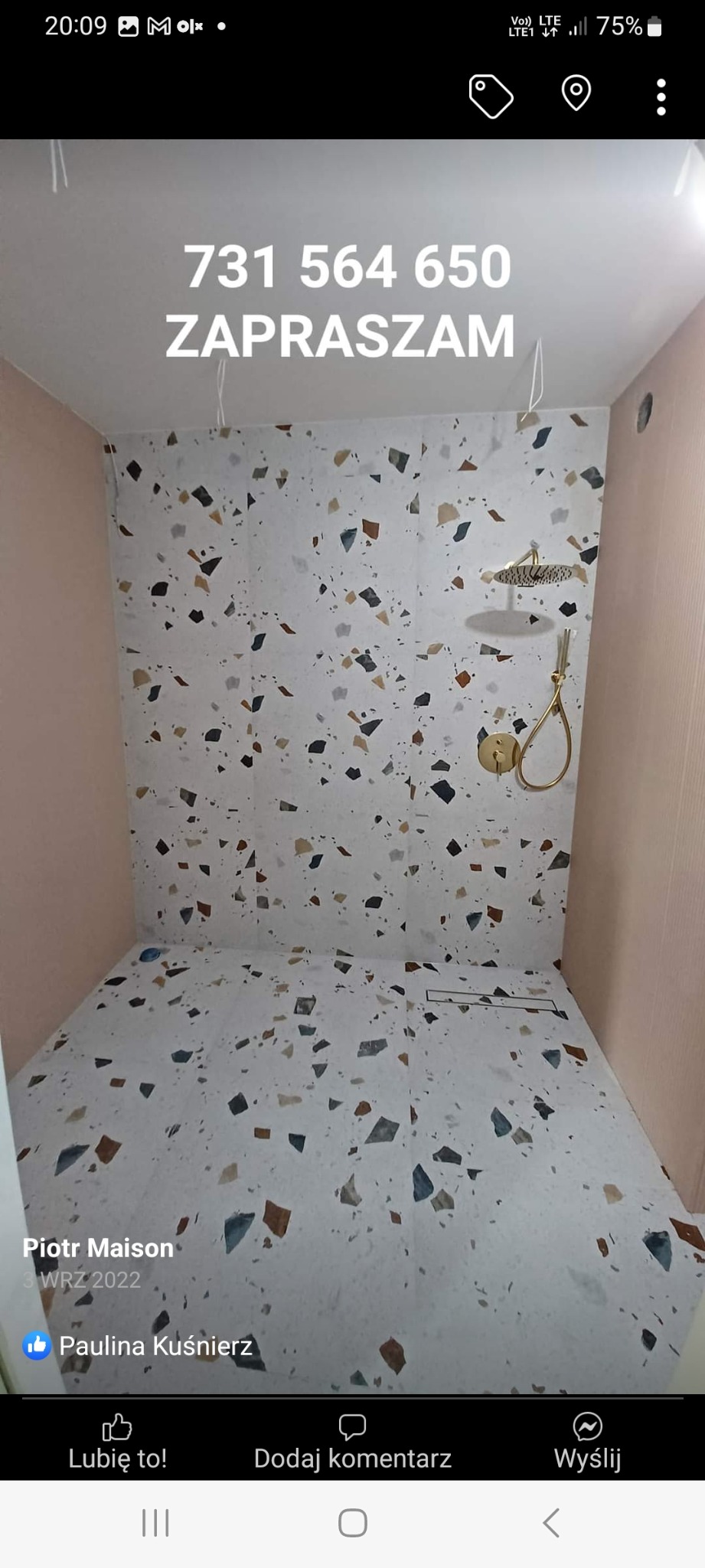 Wykończona kabina prysznicowa z terazzo na ścianach i podłodze, złota armatura, surowe ściany w kolorze pudrowego różu.