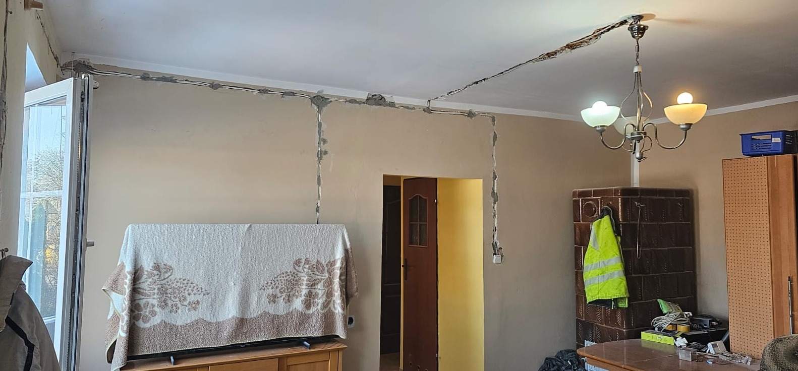 Wymiana starej instalacji elektrycznej na nową.