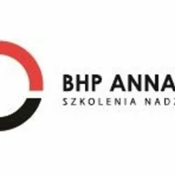 Logo firmy BHP Anna Orynicz, z abstrakcyjnym symbolem w kolorach czarnym i czerwonym oraz tekstem: BHP Anna Orynicz, Szkolenia Nadzór Doradztwo.