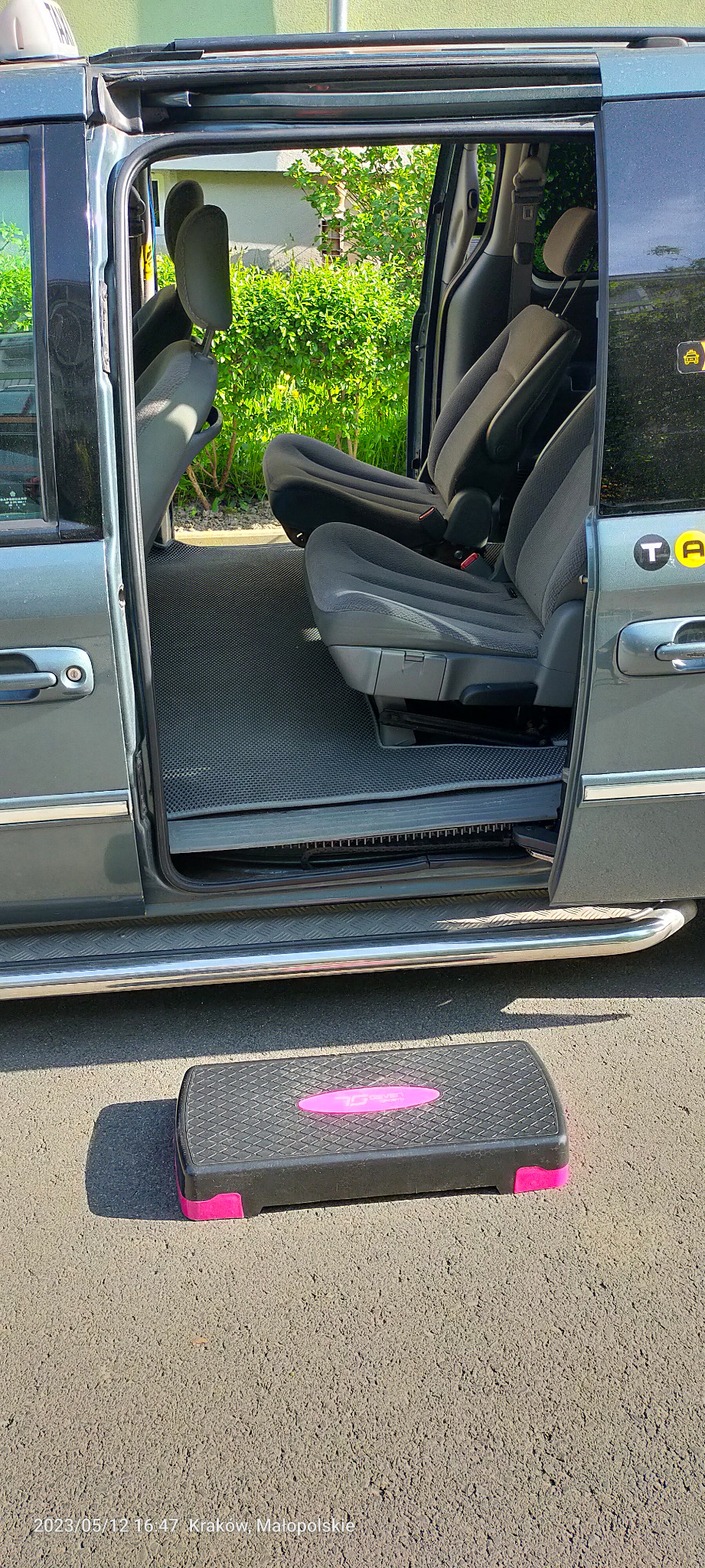 dla wygody wsiadania zamontowałem dodatkowe progi oraz wożę stopień