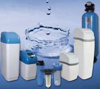 Zestaw filtrów do wody i zmiękczaczy wody w różnych rozmiarach i kształtach na tle z efektem kropli wody.