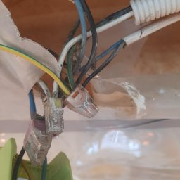 Blue King Sp. Z o.o. - Połączenia elektryczne: przewody w listwie zaciskowej i złączkach WAGO, widoczne przewody w różnych kolorach oraz peszel ochronny.