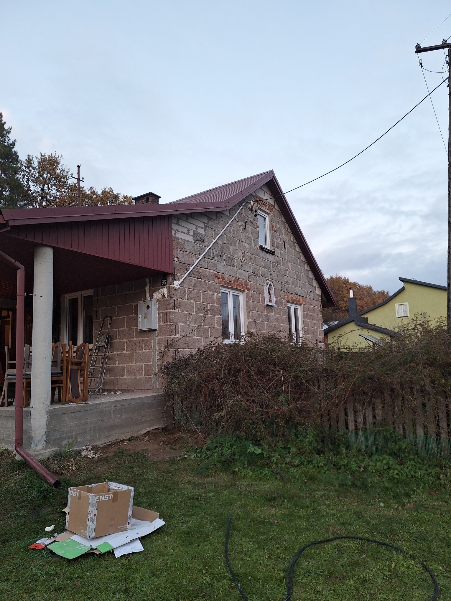 Wymiana starej instalacji elektrycznej i przeniesienie licznika w Korczowej