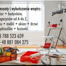 Idealbud - Przygotowania do prac malarskich: drabina z puszką farby, kuweta z wałkiem, pędzle, wiadro z farbą i torba narzędziowa na podłodze zabezpieczonej folią malarską przy ścianie i oknie.