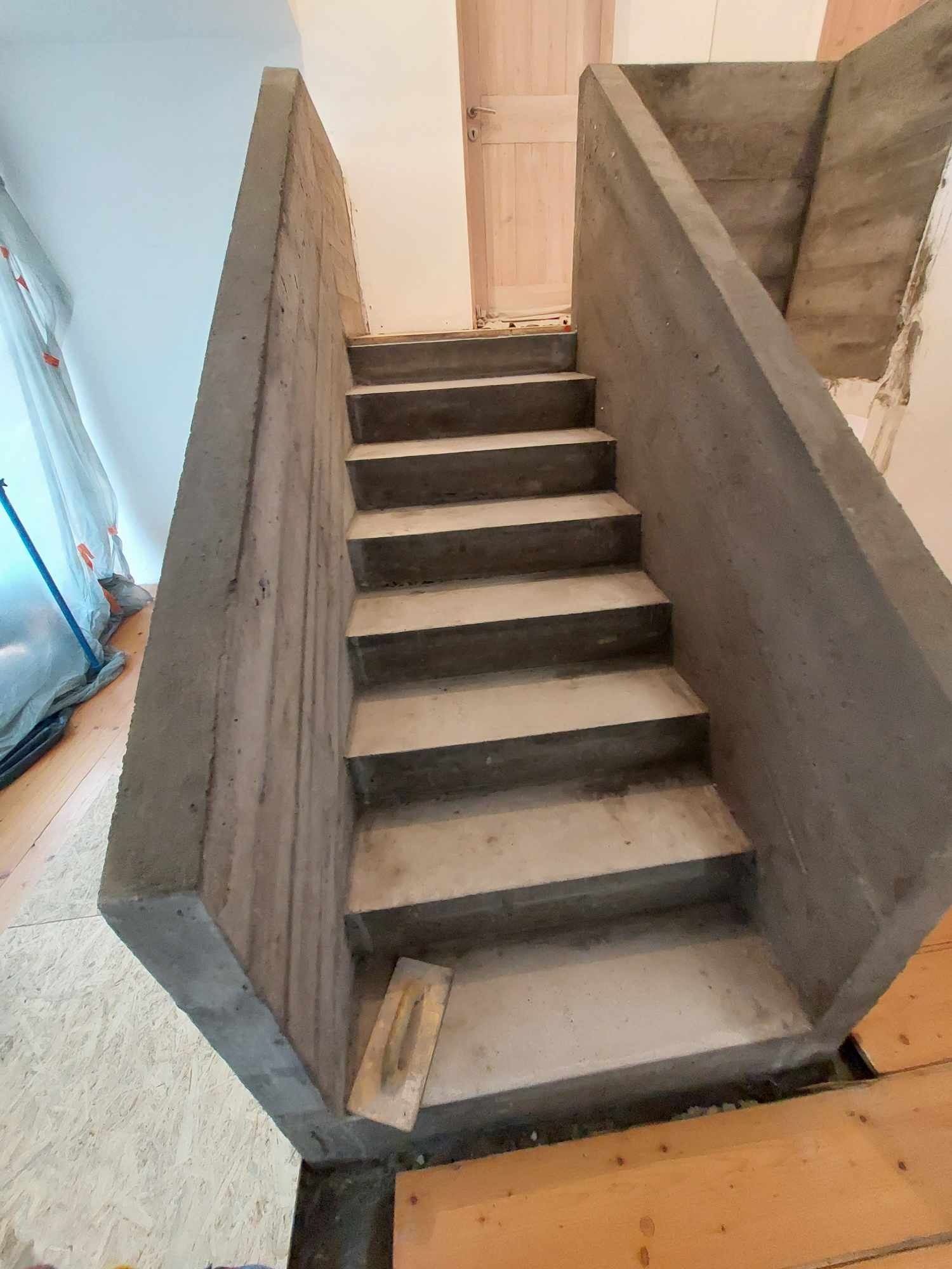 Rodzaj prac: wykonanie schodów betonowych w stylu awangardowym.