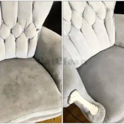 Kadr przedstawia fotel tapicerowany jasnoszarą tkaniną typu velvet, podzielony na dwie części: po lewej stronie widoczny jest silnie zabrudzony fragment siedziska, natomiast po prawej stronie, po...