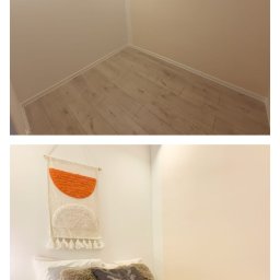 Spontanbud - Jasne panele podłogowe w rogu pokoju, kremowe ściany z listwami przypodłogowymi i łóżko z dekoracyjną narzutą i poduszkami. Minimalistyczny wystrój wnętrza.