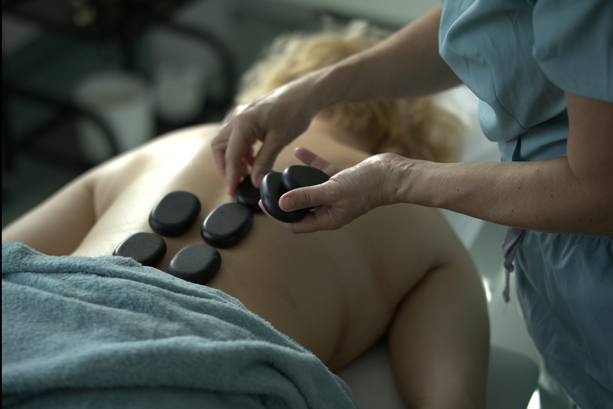 Masaż gorącymi kamieniami