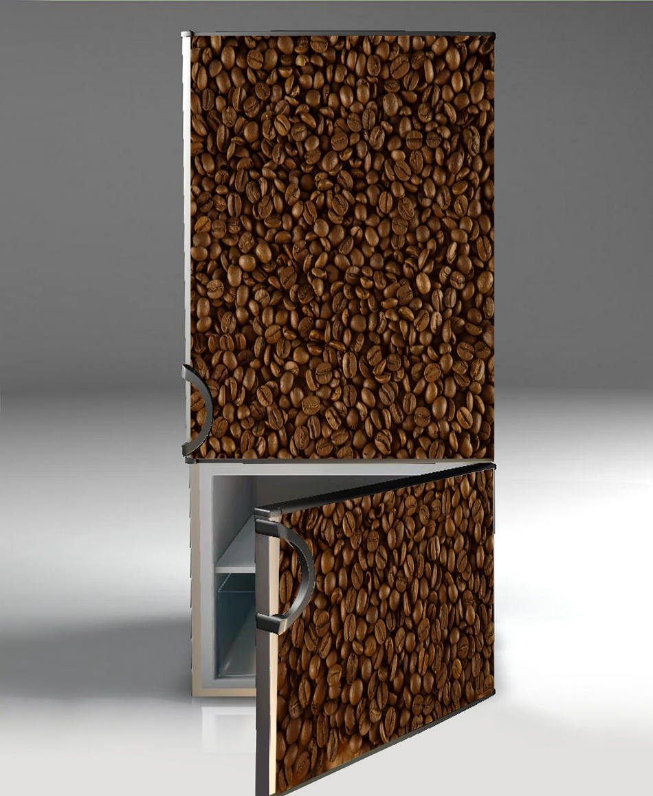 Lodówka oklejona folią z motywem ziaren kawy, dolne drzwi lekko otwarte, widoczne półki wewnątrz.