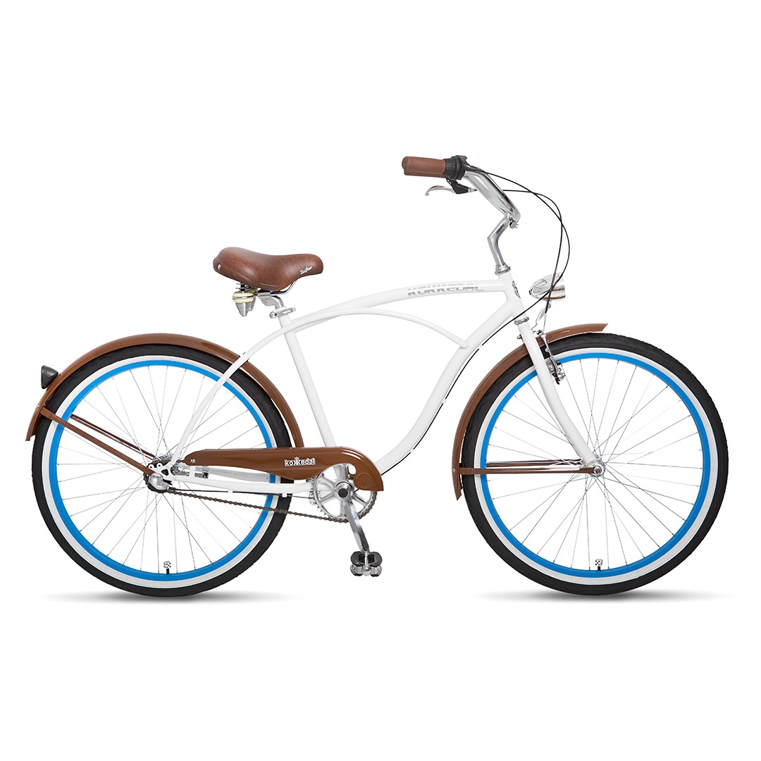 Biały rower miejski typu cruiser z brązowymi błotnikami i siodełkiem, akcentowany niebieskimi oponami, na białym tle. Widok z boku, oświetlenie studyjne.