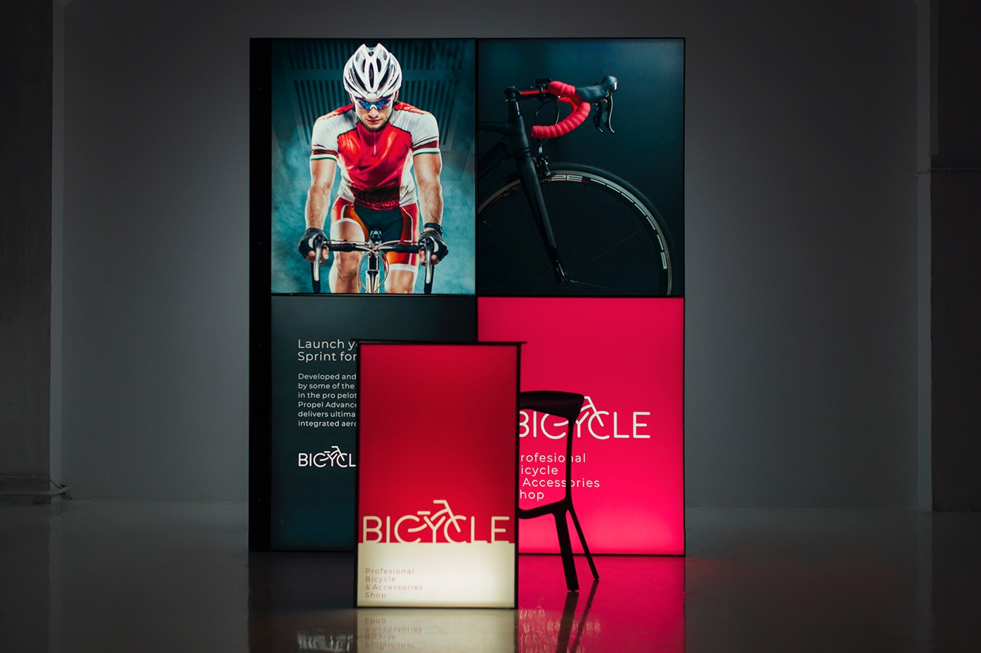 Profesjonalna fotografia reklamowa: Cztery panele z wizerunkiem kolarza, roweru i logo 'Bicycle' w czerwono-czarnej kolorystyce, oświetlone studyjnie.