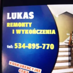 Reklama firmy remontowej 'Lukas' z konkurencyjnymi cenami, na niebieskim tle z żółtymi napisami i zdjęciem schodów w tle.