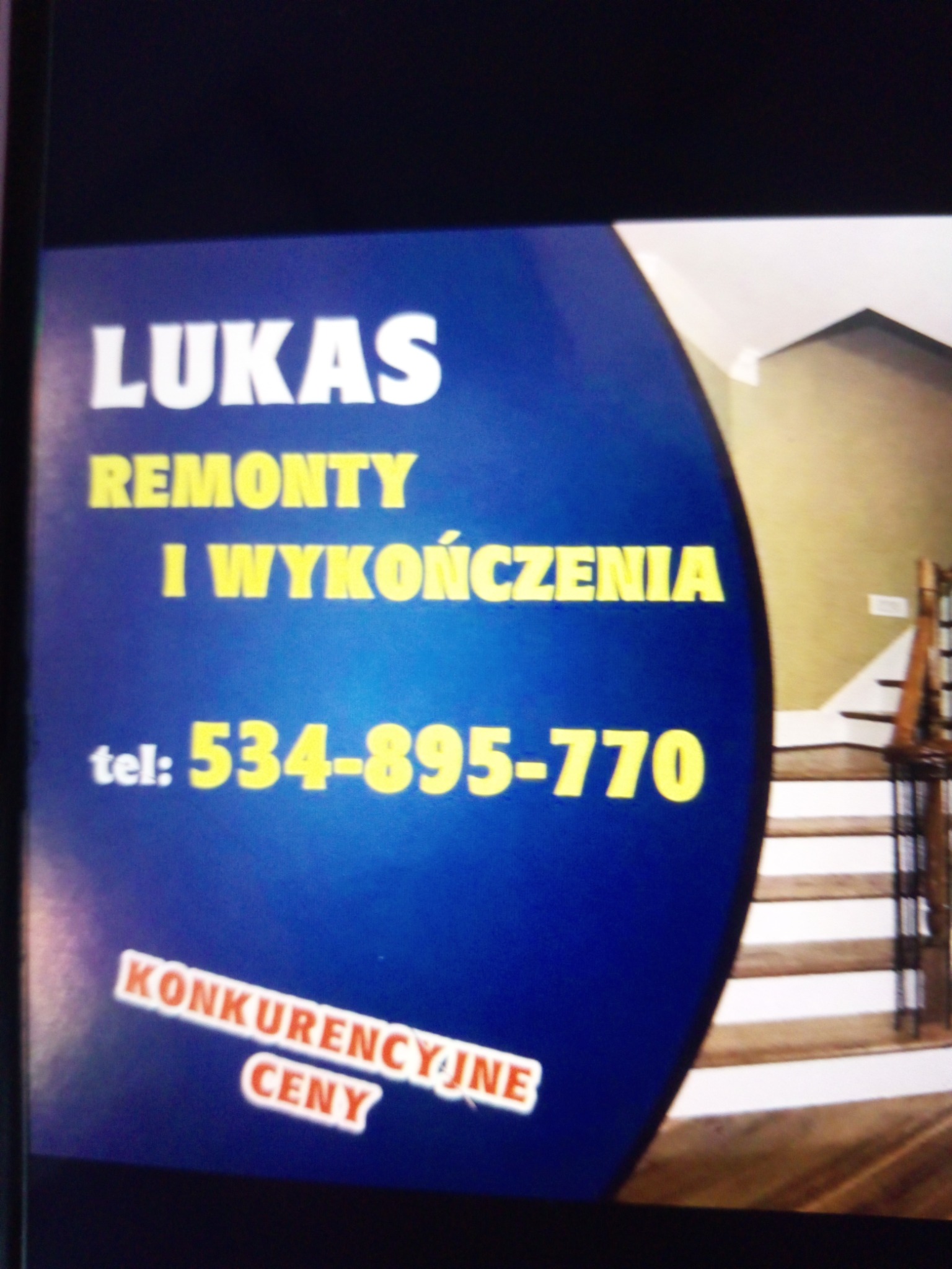 Reklama firmy remontowej 'Lukas' z konkurencyjnymi cenami, na niebieskim tle z żółtymi napisami i zdjęciem schodów w tle.
