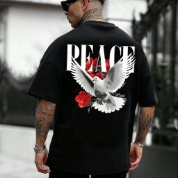 RIPOSTE Seweryn Luboń - Mężczyzna w czarnej koszulce z nadrukiem gołębia, czerwonych róż i napisem 'PEACE' na plecach, widok z tyłu, tatuaże na szyi i rękach, czarne spodnie cargo.