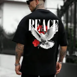 Mężczyzna w czarnej koszulce z nadrukiem gołębia, czerwonych róż i napisem 'PEACE' na plecach, widok z tyłu, tatuaże na szyi i rękach, czarne spodnie cargo.