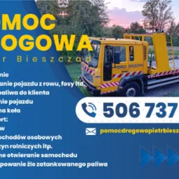Żółta laweta pomocy drogowej z napisem 'POMOC DROGOWA' na tle zieleni i zachodzącego słońca, prezentowana w materiałach reklamowych firmy Piotr Bieszczad.