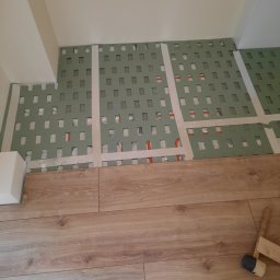 Układanie izolacji i paneli na ogrzewaniu podłogowym 