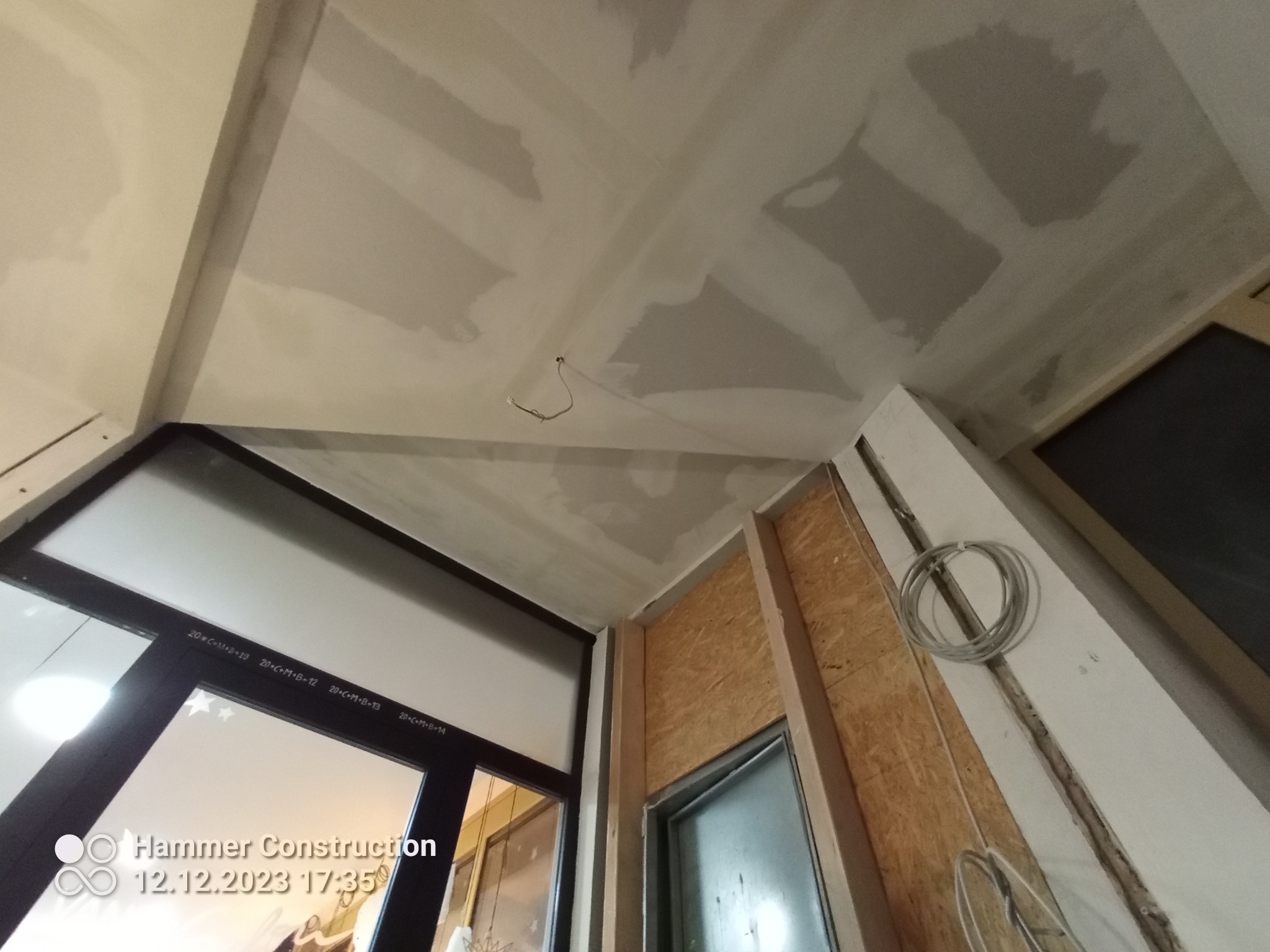 Niedokończone prace przygotowawcze do malowania sufitu w Stolno, widoczne ślady szpachlowania i wystający kabel elektryczny.