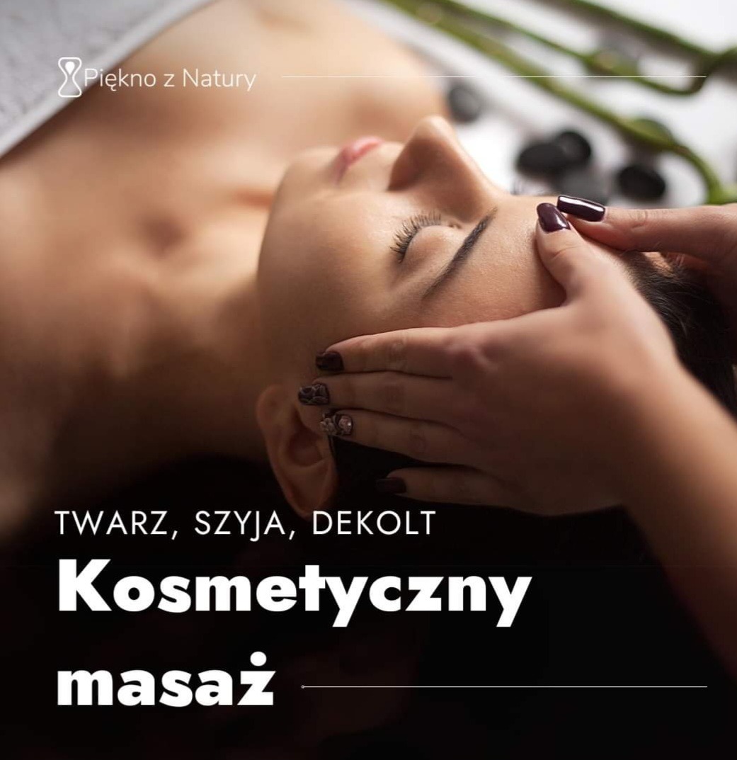 Kobieta podczas kosmetycznego masażu twarzy, szyi i dekoltu, dłonie masażystki z ciemnym manicure na czole klientki, w tle kamienie i bambus.