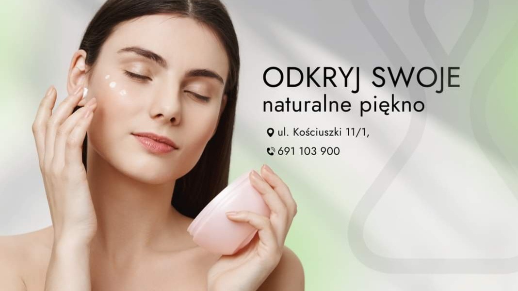 Kobieta z zamkniętymi oczami aplikuje krem na twarz, trzymając słoiczek w dłoni, obok tekst 'Odkryj swoje naturalne piękno' oraz adres i numer telefonu.