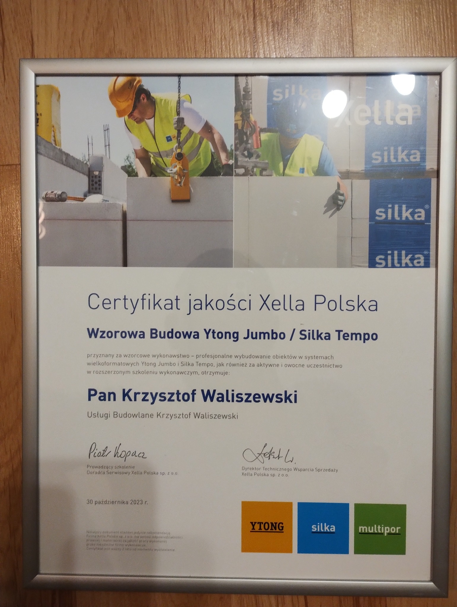 Certyfikat jakości Xella Polska dla Pana Krzysztofa Waliszewskiego za wzorową budowę Ytong Jumbo / Silka Tempo, przyznany 30 października 2023 roku, z logotypami Ytong, Silka i Multipor.