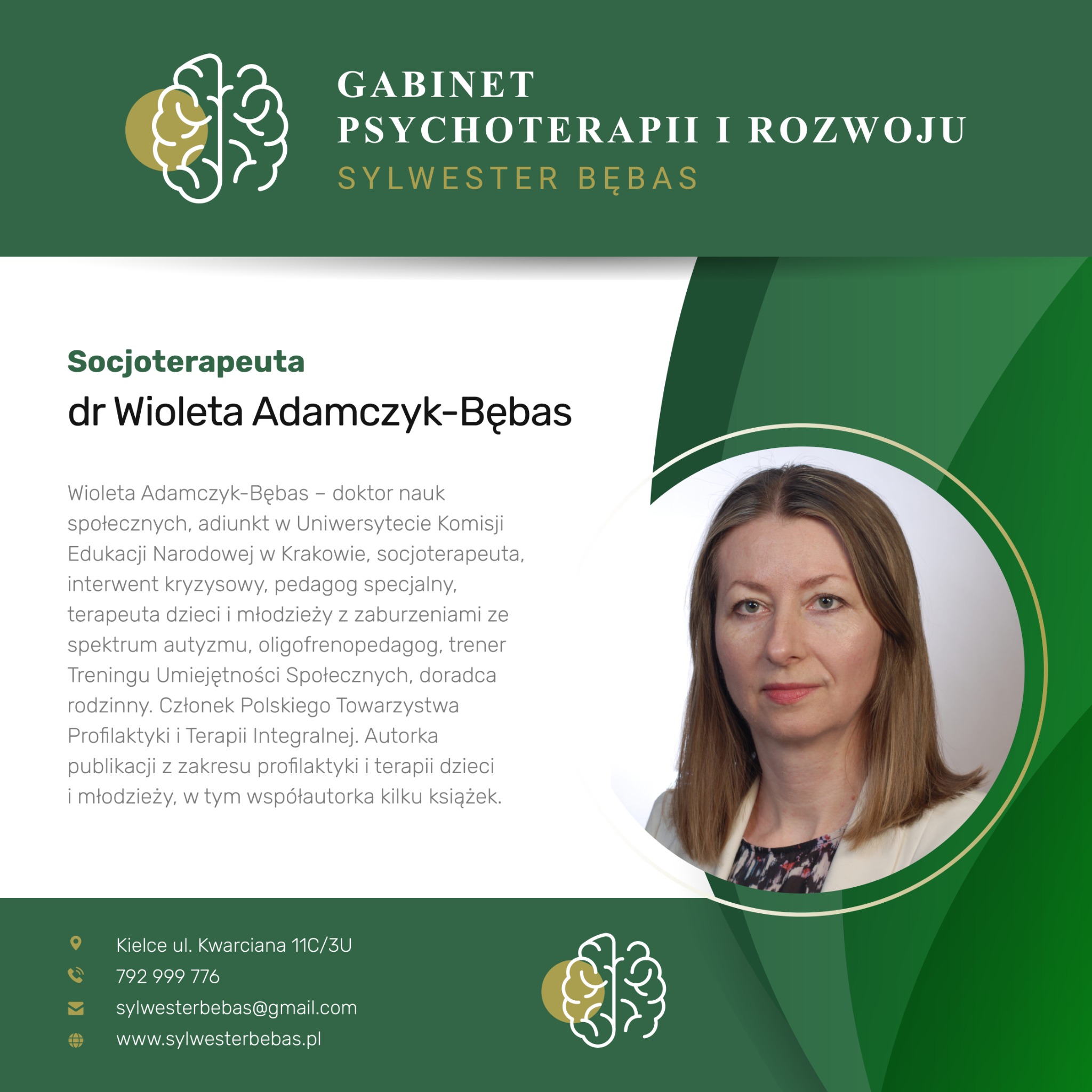 Portret kobiety, socjoterapeuty, dr Wiolety Adamczyk-Bębas, na zielonym tle z logo gabinetu psychoterapii.