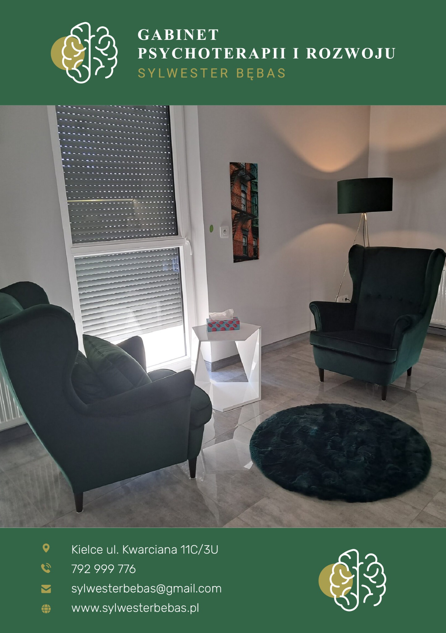 Wnętrze gabinetu z dwoma zielonymi fotelami typu uszak, okrągłym dywanem, stolikiem z chusteczkami higienicznymi i lampą podłogową, oświetlonego światłem dziennym wpadającym przez okno z żaluzjami.