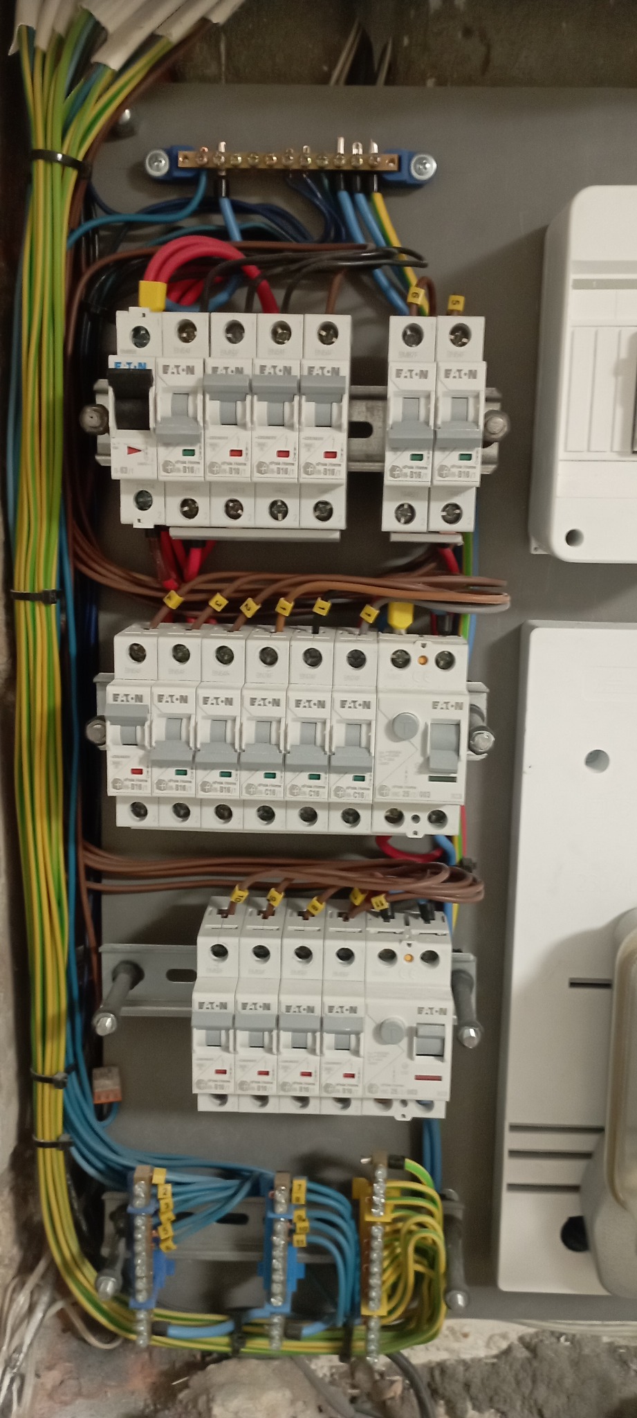 Modernizacja rozdzielni w mieszkaniu. Przygotowanie, montaż, podłączenie nowych obwodów.