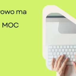 Dłonie kobiety piszą na białej klawiaturze Apple, widoczny fragment monitora i okulary, z lewej strony zielone tło z napisem 'Słowo ma MOC'.